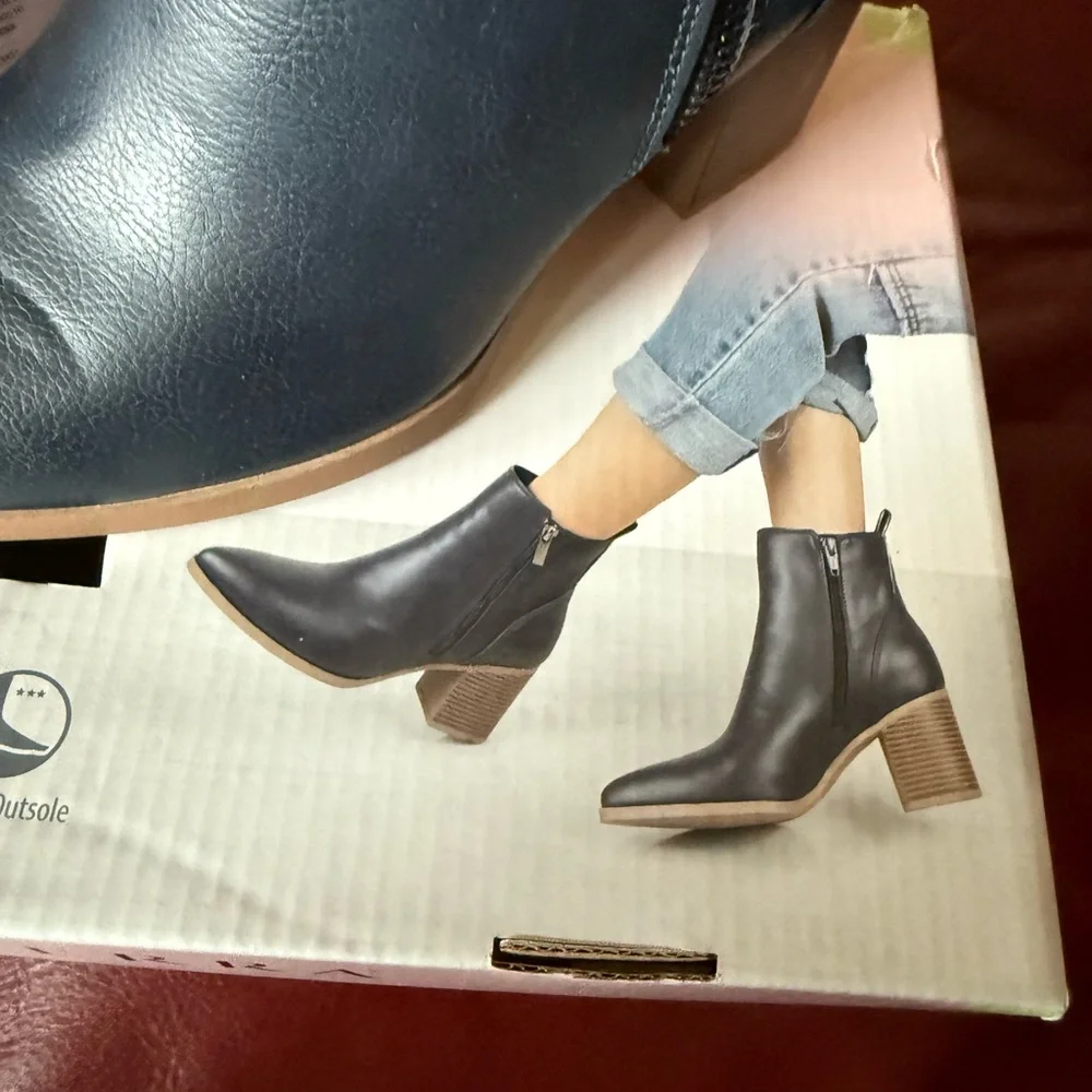 New women's 7 gray ankle boots